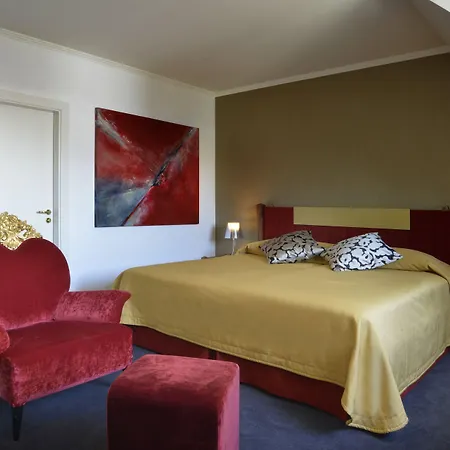 Hotel The Ambassador 4*